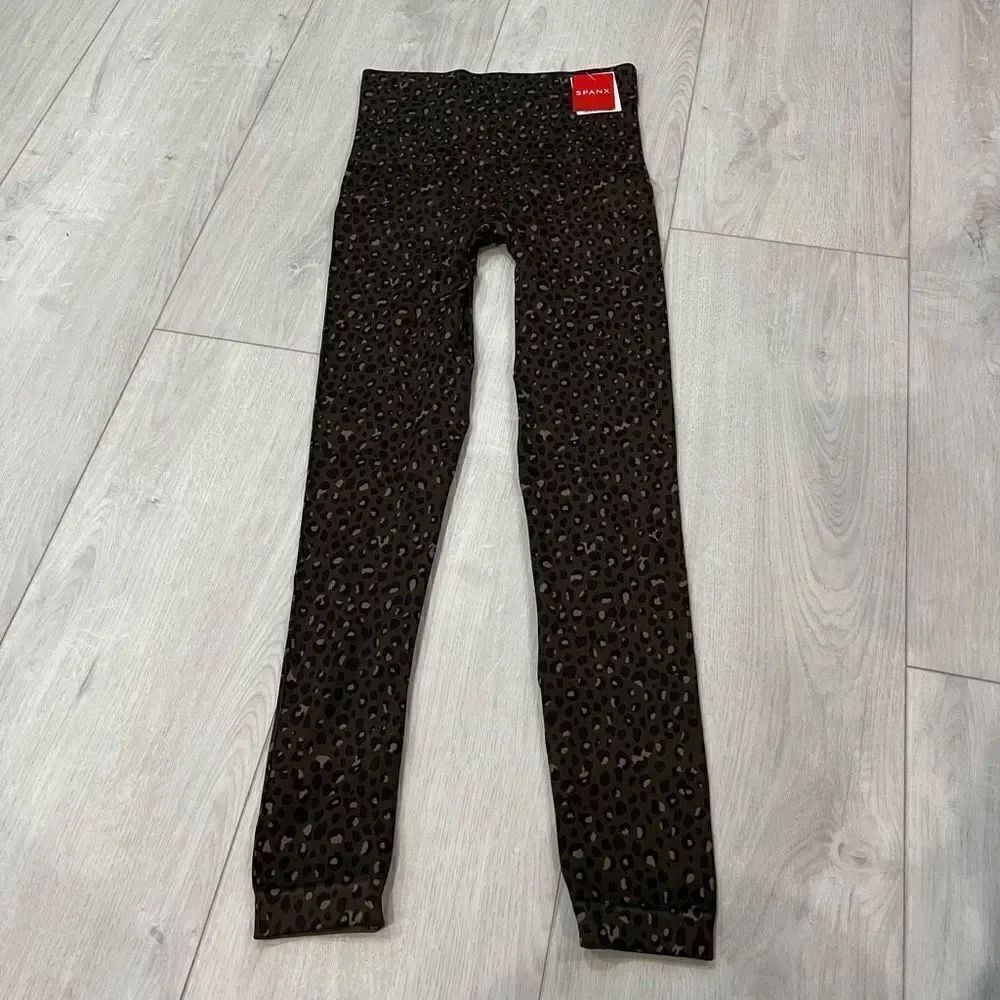 Spanx Medium Leggings Look at Me Now in Olive Leopard size M